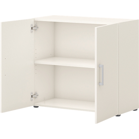 Une armoire crème avec deux portes ouvertes. A l'intérieur, il y a deux étagères.
