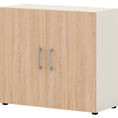 Armoire à deux portes, aspect bois clair, poignées argentées.