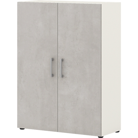 Armoire grise à deux portes et poignées argentées, blanche à droite, sur socle noir.