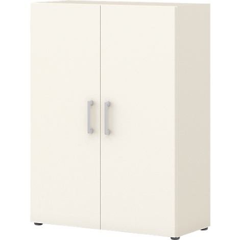 Armoire crème avec deux portes et des poignées argentées. L'armoire repose sur de petits pieds.