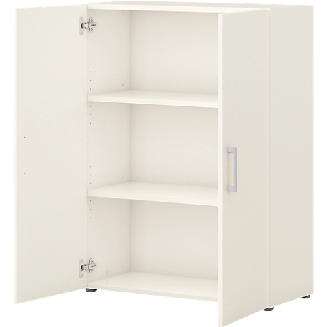 Une armoire crème avec deux portes ouvertes et des étagères. La barre de poignée argentée est visible.