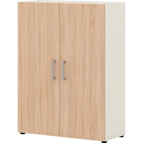 Armoire en bois brun clair avec deux portes et poignées en métal.