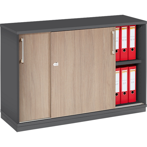 Classeur gris avec portes coulissantes en bois. Dossiers rouges dans le compartiment ouvert.