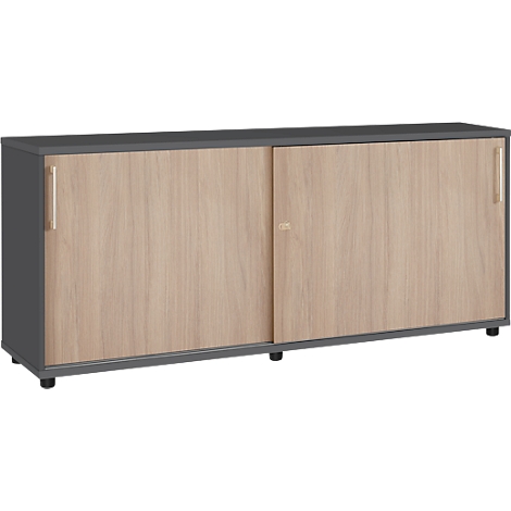 Armoire grise avec portes coulissantes en bois et poignées métalliques. Sur un socle noir.