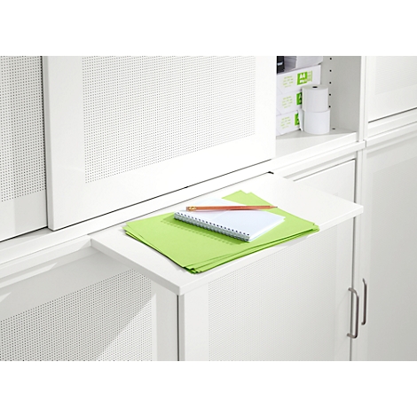 Du papier vert, un bloc-notes et un crayon reposent sur une étagère blanche coulissante. Le fond est blanc.