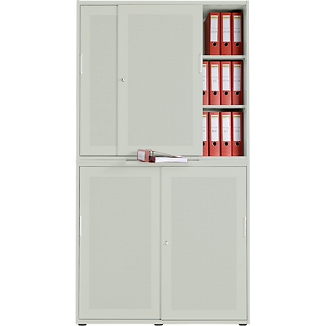 Classeur gris avec portes coulissantes. Quelques dossiers rouges sont visibles dans une étagère ouverte.