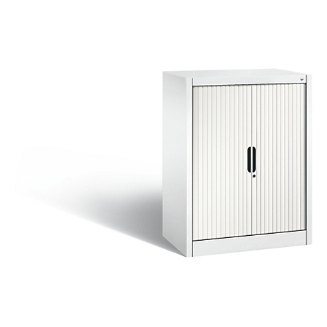 Armoire blanche à rideau roulant sur fond blanc. L'armoire a une poignée noire et un trou de serrure.