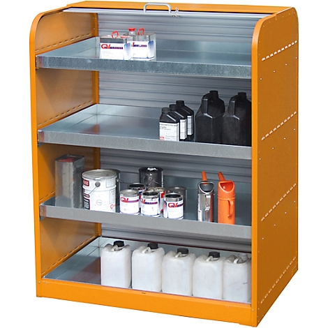 Armoire jaune-orange avec plusieurs étagères, remplie de divers conteneurs et bouteilles. L'armoire a un volet roulant.