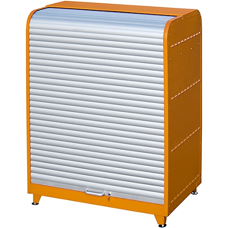 Un meuble orange avec portes à lattes. Debout sur pieds, avec portes argentées, poignée et clé.