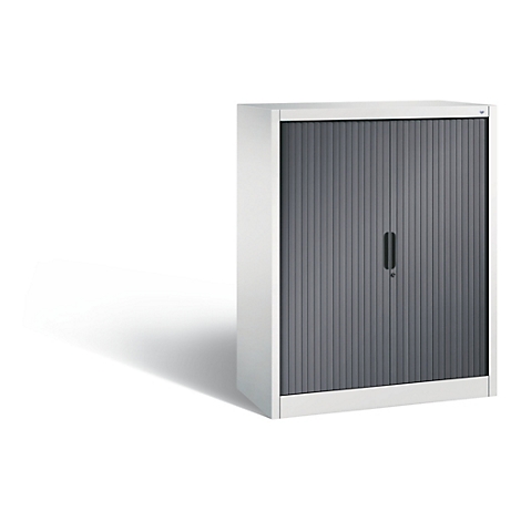 Armoire avec rideau roulant gris. Boîtier blanc, porte grise avec lattes verticales, poignée noire.