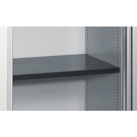 Étagère gris foncé dans une armoire. Parois latérales grises avec rangées de trous pour un réglage flexible de la hauteur.