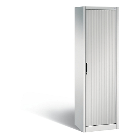 Une armoire blanche à rideau roulant, ombre à gauche. La poignée est noire.