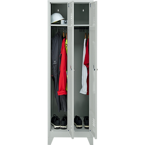 Un casier gris ouvert rempli de vêtements de travail, d'un casque et de chaussures.