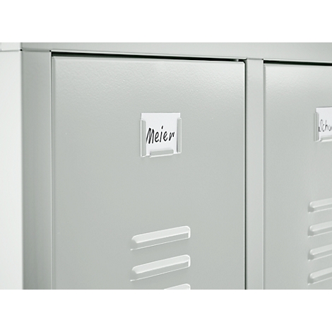 Armoire grise avec une étiquette nominative "Meier".
