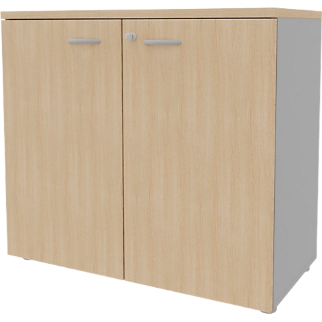 Une armoire en bois clair avec deux portes, des poignées en métal et des panneaux latéraux argentés.