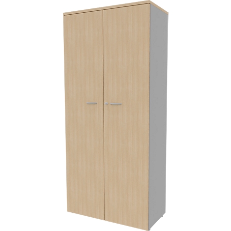 Une armoire haute fermée à deux portes. Les portes sont brun clair avec des poignées argentées.