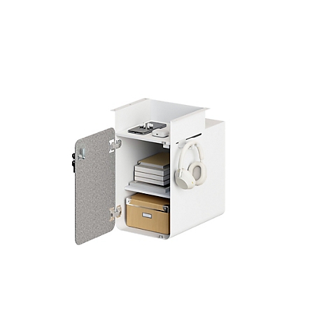 Étagère blanche avec porte ouverte, remplie de livres, d'une boîte et d'un casque. Intérieur de porte gris.