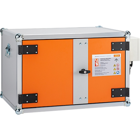 Une valise de transport robuste, orange, avec cadre argenté, charnières noires, serrure et autocollants.