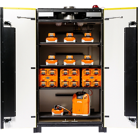 Armoire ouverte avec chargeurs de batteries et batteries. Des batteries et des chargeurs orange sont sur les étagères.