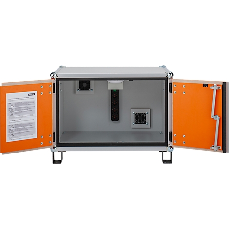 Coffre gris ouvert, portes orange, intérieur : ventilateur, multiprise, prises.