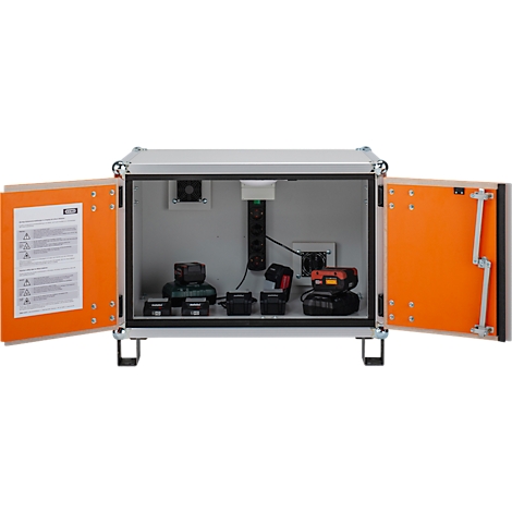 Boîte grise ouverte avec portes orange, montrant des appareils : caméras, chargeurs et multiprise.