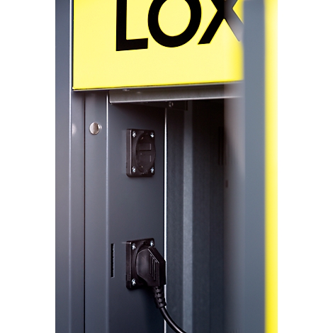 Gros plan d'un mur en métal gris avec des prises et un panneau jaune avec le mot 'LOX'.