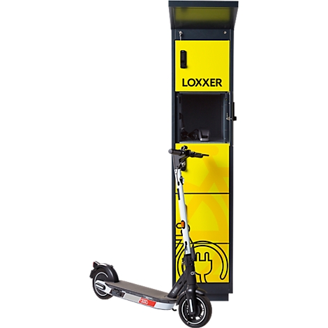 Trottinette électrique à côté d'une borne de recharge jaune avec le mot "LOXXER".
