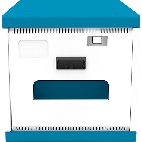 Vue de face d'un boîtier blanc avec un couvercle bleu, avec des fentes de ventilation, une poignée encastrée et une découpe rectangulaire.