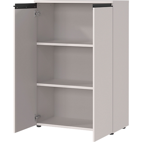 Une armoire blanche avec deux portes ouvertes. Trois étagères sont visibles à l'intérieur.