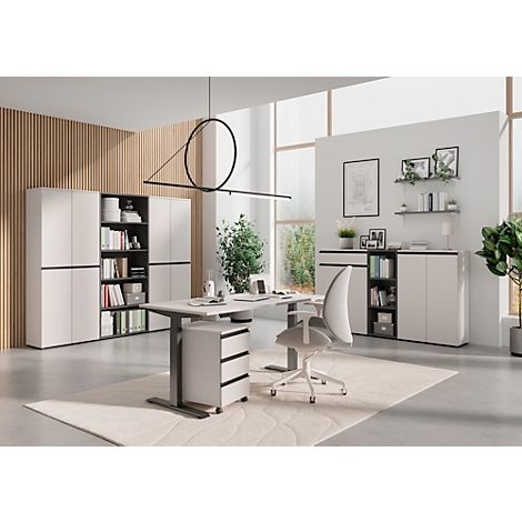 Bureau moderne avec bureau, chaise de bureau, armoires de bureau et étagères. Couleurs vives et lignes épurées.