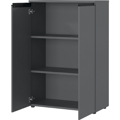Armoire grise, portes ouvertes, deux étagères. Une porte à droite et à gauche, charnières visibles.