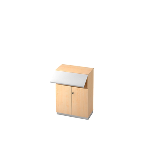 Un pupitre en bois clair avec un espace de rangement gris et une armoire verrouillable en dessous. Le comptoir est légèrement ouvert.