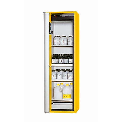 Armoire de sécurité jaune avec porte ouverte. Bouteilles et bidons de produits chimiques sur les étagères.