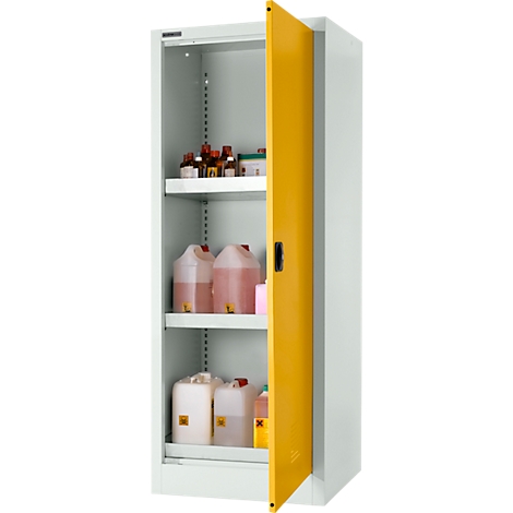 Porte d'armoire de sécurité jaune, à moitié ouverte, avec des étagères remplies de conteneurs de produits chimiques.