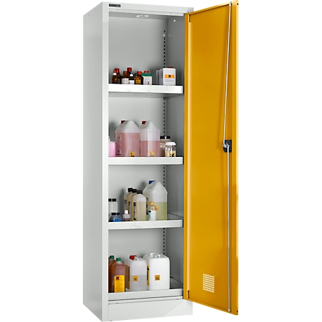 Armoire jaune, porte ouverte, remplie de bouteilles et de conteneurs divers.