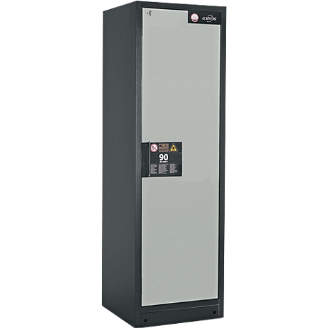 Armoire en acier grise et haute avec une porte, un logo rouge en haut à droite et un autocollant rectangulaire en bas à gauche.
