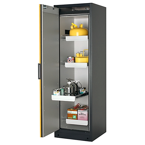 Armoire ouverte avec des bouteilles de gaz jaunes, des boîtes et des contenants sur des étagères blanches. La porte est partiellement ouverte.