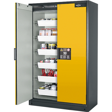 Armoire de sécurité jaune et grise avec porte ouverte. Compartiments remplis de contenants et d'outils. Une pancarte avec l'indication '90' est fixée à la porte.