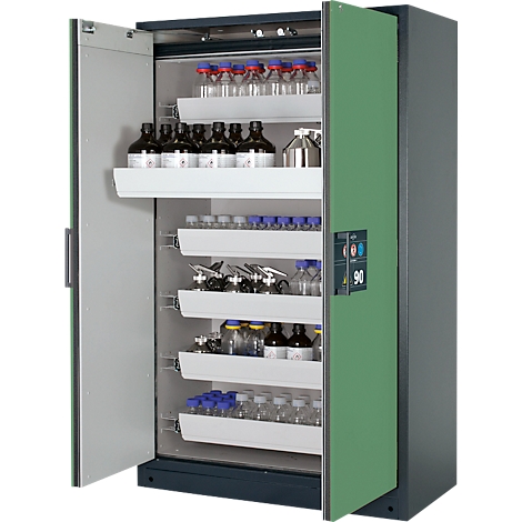 Armoire de laboratoire ouverte remplie de bouteilles et de récipients, vert-gris. Il y a un panneau sur la porte avec le numéro '90'.