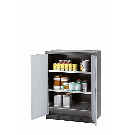 Armoire en acier ouverte, remplie de boîtes, de peintures et de contenants. Les portes sont ouvertes, les étagères sont pleines.