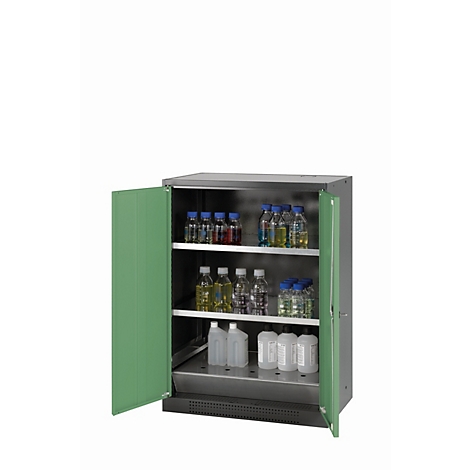 Une armoire de laboratoire grise avec des portes vertes, ouverte, remplie de bouteilles et de récipients de liquides.