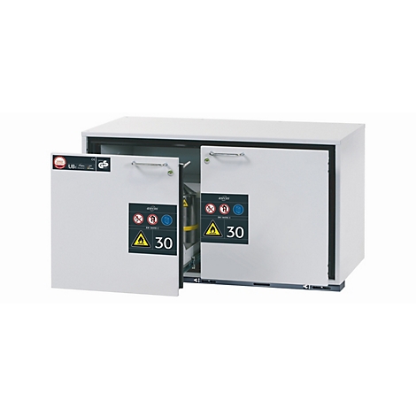 Une armoire blanche avec portes ouvertes, équipée de panneaux d'avertissement. Une porte est à moitié ouverte.