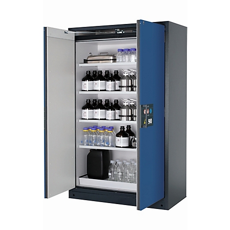 Armoire bleue aux portes ouvertes, remplie de bouteilles et de récipients en verre sur des étagères blanches. Il y a un panneau de contrôle noir sur la porte.