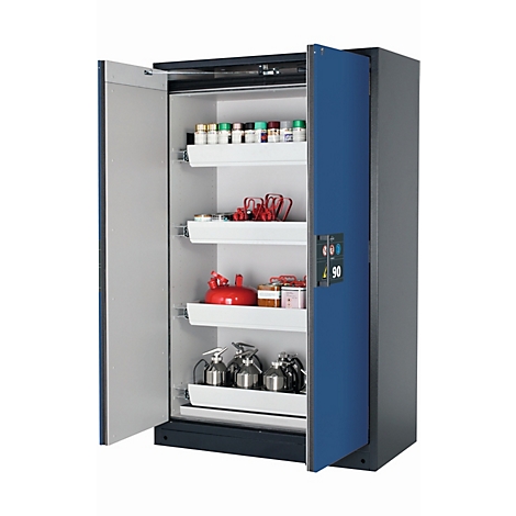 Armoire en acier bleue, ouverte. À l'intérieur, des étagères blanches remplies de bouteilles, d'objets rouges et de cruches en métal.