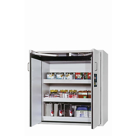Armoire de sécurité grise ouverte avec plusieurs étagères remplies de produits chimiques et de conteneurs.