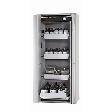 Armoire de laboratoire ouverte avec plusieurs étagères. On y trouve des bouteilles et des récipients contenant divers contenus.