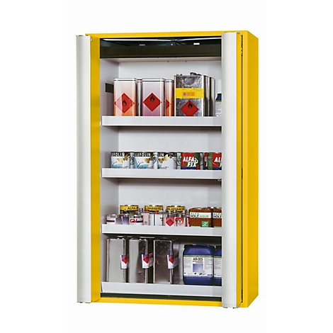 Armoire jaune remplie de produits chimiques, symboles de danger. Étagères avec bidons, boîtes, conteneurs. Étiquettes comme "Alfa Fix".