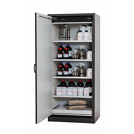 Armoire de laboratoire ouverte contenant des produits chimiques en bouteilles et des pulvérisateurs. L'armoire comporte plusieurs étagères.