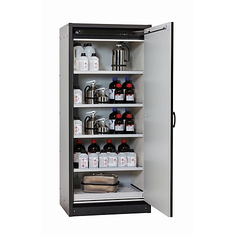 Une armoire avec une porte ouverte, remplie de flacons de produits chimiques et d'équipements de laboratoire. L'armoire a des côtés gris et une porte blanche.