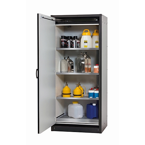 Une armoire ouverte remplie de divers récipients et bouteilles. La porte est ouverte. Des étagères métalliques sont visibles à l'intérieur de l'armoire.